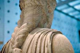 Η περιοχό του Ερεχθείου όταν η ιερότερη όλησ τησ Ακρόπολησ. Πρόκειται για ϋνα πολυςύνθετο μαρμϊρινο κτόριο, λαμπρό δεύγμα του ώριμου ιωνικού ρυθμού.
