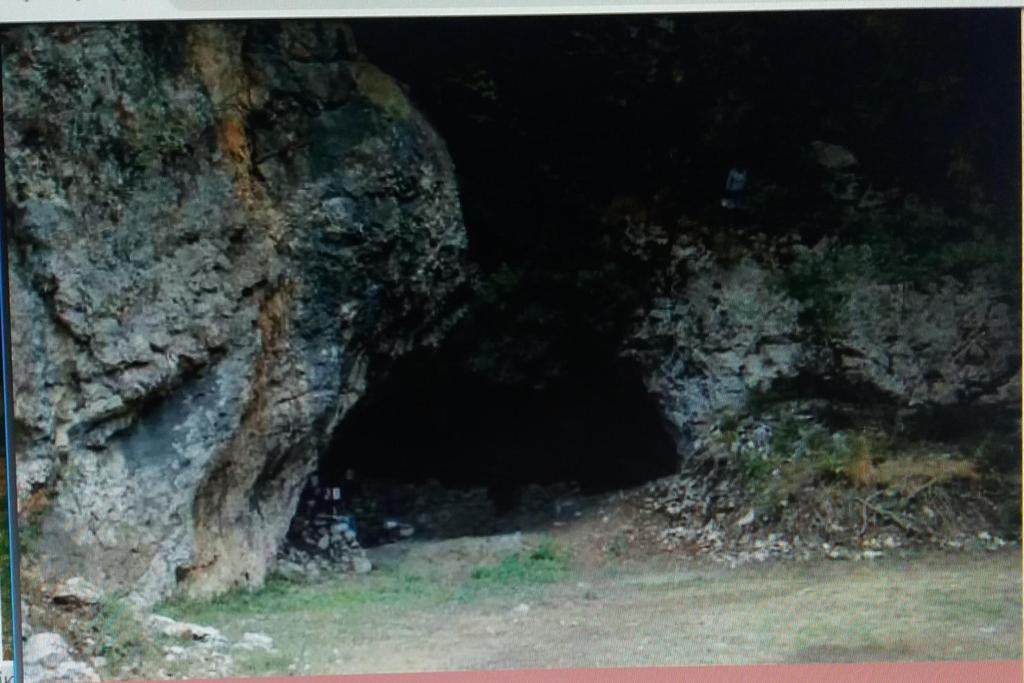 Το Όρος των Κελλίων Ομόλιο, Λάρισα Σε σπήλαιο πάνω από τον οικισμό σώζεται κτιστό ναΰδριο, διαστάσεων 4.15χ8.50μ., με τρίπλευρη κόγχη ιερού.
