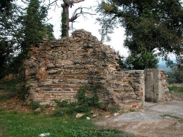 Το Όρος των Κελλίων Κόκκινο Νερό, Λάρισα Τρίκογχος Ναός Βρίσκεται σε πλάτωμα στα αριστερά του δρόμου προς την Πλατιά Άμμο, για το οποίο σώθηκε το τοπωνύμιο Λουτρά.