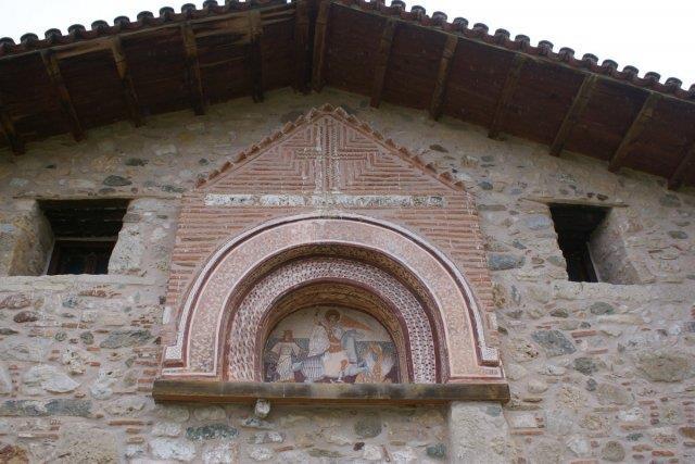 Άγιος Γεώργιος Δομένικο, Ελασσόνα, Λάρισα Ο ναός του Αγίου Γεωργίου είναι τρίκλιτη, μεσοβυζαντινή βασιλική που χρονολογείται στα τέλη του 10 ου με αρχές 11 ου αιώνα.