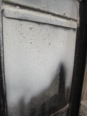 παράθυρο σόµπας, αποθέσεις τέφρας στην εσχάρα λέβητα (σταθερής εσχάρας χωρίς αυτόµατη αποµάκρυνση τέφρας).