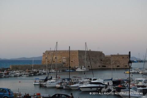 13 Ερωτήσεις 1)Πότε και από ποιους κτίστηκε; 2)Σε ποιον άγιο ήταν αφιερωμένος ο ναός; 3)Ποια ήταν τα χαρακτηριστικά της αρχιτεκτονικής του ναού στην αρχική του μορφή; Εξωτερικά μοιάζει με το ναό του