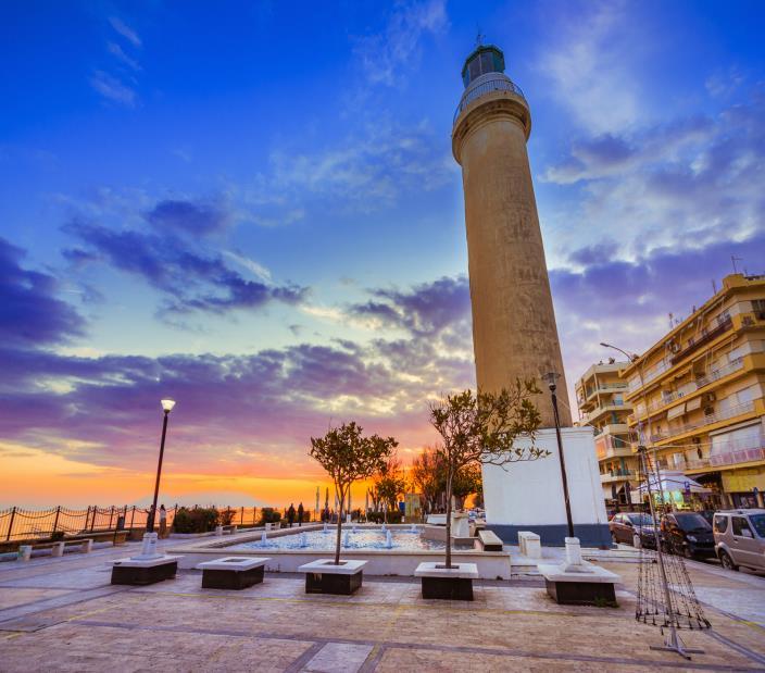 Πρόκειται για την τέταρτη μεγαλύτερη λίμνη της χώρας, μια παραδεισένια τοποθεσία, όπου με τρόπο μοναδικό συνδυάζεται το πράσινο του δάσους και το γαλάζιο της ελληνικής θάλασσας.