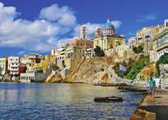 Άφιξη στο πανέμορφο Γαύριο. Επιβίβαση και αναχώρηση για το γραφικό Μπατσί με την επιβλητική εκκλησία του Αγ. Φιλίππου να δεσπόζει στο ψηλότερο σημείο, όπου θα απολαύουμε το καφεδάκι μας.