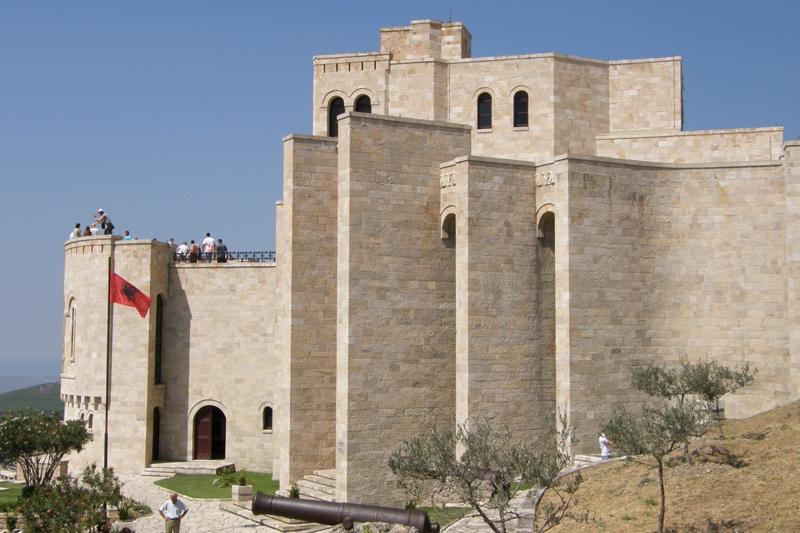 Dag 3: Theth - Krujë - Tirana Krujë was de hoofdstad van het kortstondige, 13e-eeuwse Albanese koninkrijk. Een indrukwekkend kasteel torent boven het oude dorp uit.