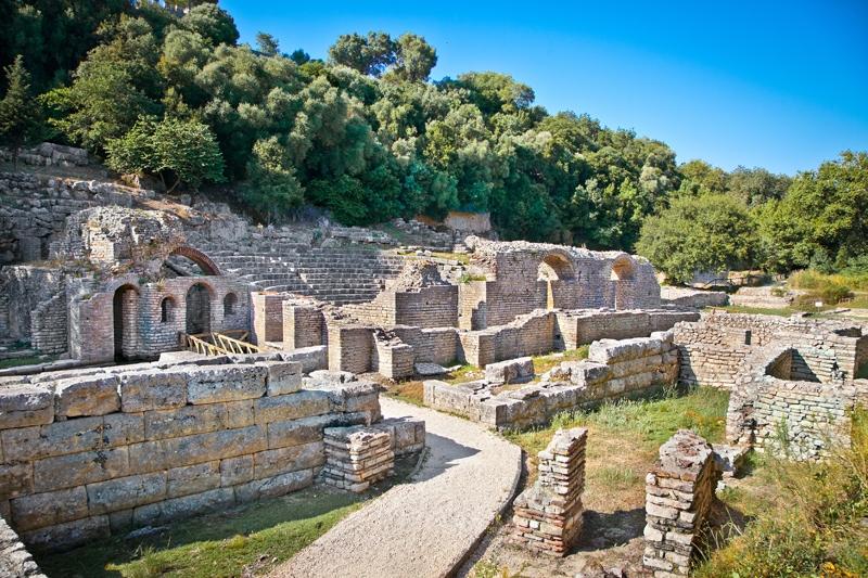 Een korte wandeling brengt je langs de belangrijkste overblijfselen zoals de Byzantijnse kerk. De Ionische kust is een van de vele mooie gebieden die Albanië rijk is.