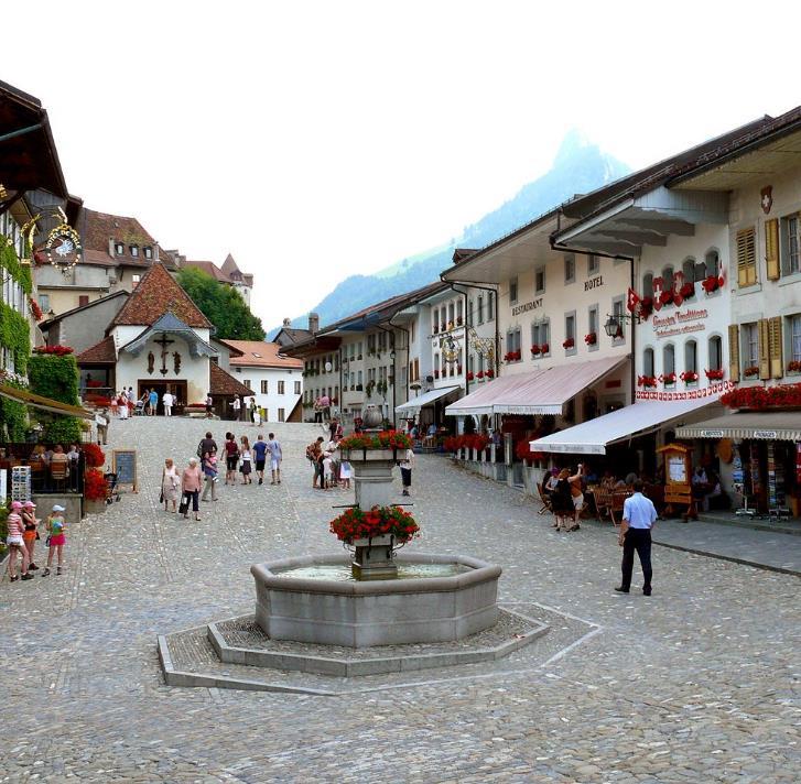 Στη συνέχεια αναχωρούμε για το Μοντρέ, μία από τις πιο όμορφες πόλεις της Ελβετίας θέρετρο ιδιαίτερα δημοφιλές στους κύκλους του διεθνούς τζετ σετ.