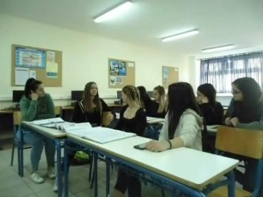 μιλάει για μια ομάδα παιδιών που κατασκηνώνουν σε ένα δάσος στην Ευρυτανία και εκεί έρχονται σε επαφή με τη φύση και μαθαίνουν πως οι