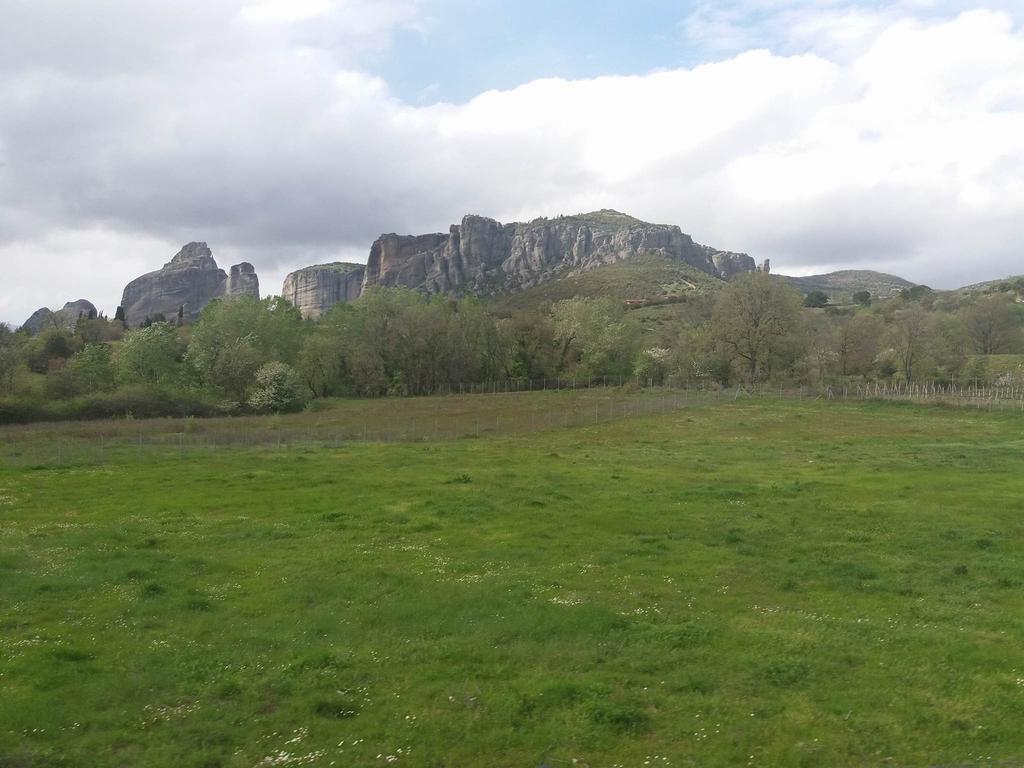 Ο μικρός Βαγγέλης και ο πατέρας του έχουν πάει τα πρόβατα στο