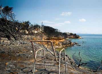 500 κατοικίες έχουν καταστραφεί ολοσχερώς σε Βουτζά, Νέα Μάκρη, Μάτι και Ραφήνα. Ακόμη άλλα 4.000 σπίτια έχουν υποστεί σοβαρές ζημιές.