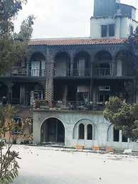 Έξι νεαρές γυναίκες αποφασίζουν να «Κραυγή» για βοηθεία από το Λύρειο Παιδικό Ίδρυμα φύγουν από τα σπίτια τους στον Πειραιά και να κατέβουν στην Καλαμάτα για να γίνουν μοναχές.