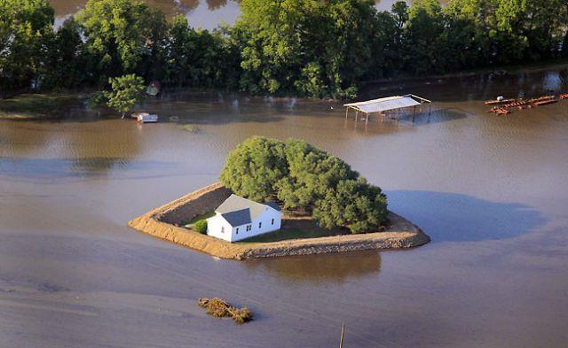 Προσαρμογή ή αντιμετώπιση (adaptation or mitigation); και τα 2 με βάση τα σχέδια διαχείρισης πλημμυρών Τα τεχνικά έργα δεν μπορούν να