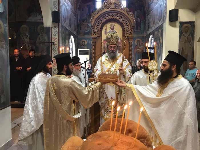 10 Η ΦΩΝΗ καὶ τοῦ Σεβ. Θεσσαλονίκης κ. Γρηγορίου, καὶ πλῆθος κόσμου, εὐχηθέντες προσευχητικὰ στοὺς νεοχειροτονήτους καλὴ καὶ θεάρεστη διακονία.