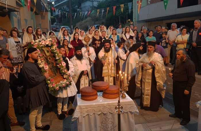 Στὴν ἐπακολουθήσασα Λιτανεία τῆς Ἱερᾶς Εἰκόνος σχηματίσθηκε ἑορταστικὴ πομπὴ καὶ παρέστησαν ἐκπρόσωποι τῶν τοπικῶν ἀρχῶν. Σεβ.