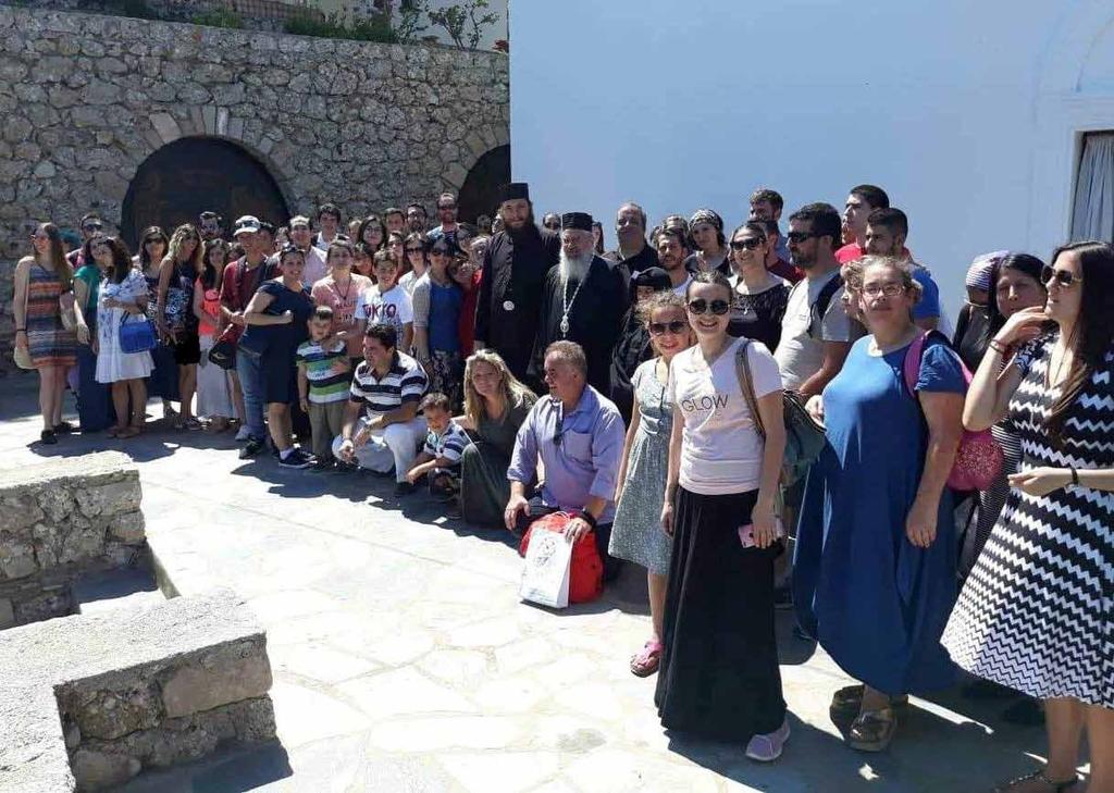 Μητροπολῖτες Ἀττικῆς & Βοιωτίας κ. Χρυσόστομος καὶ Θεσσαλονίκης κ. Γρηγόριο, τὸν Θεοφ. Ἐπίσκοπο Γαρδικίου κ. Κλήμεντα, ὀκτὼ Ἱερεῖς καὶ δύο Διακόνους.