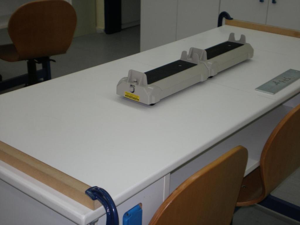 Α. Πείραμα επίδειξης Απαιτούμενα υλικά 2 αμαξίδιαμε ελατήρια Εργαστηριακός πάγκος Σιδερένιες πλάκες που εφαρμόζονται στα αμαξίδια (ίσης μάζας με αυτά) Οργάνωση της τάξης Τροφοδοτικό 6-8V 4 Σφιγκτήρες