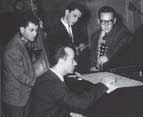 Από το 1946 μέχρι το 1950, η μουσική τζαζ στην Ελλάδα γνωρίζει άνθιση με διάσημους μουσικούς όπως οι συνθέτες Γιώργος Μουζάκης και Κώστας Καπνίσης, ο βιολιστής Τάκης Μωράκης, ο τραγουδιστής Τώνης