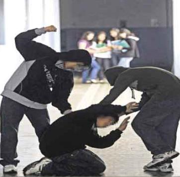 Λεκτικόσ: ςυςτθματικι χρθςιμοποίθςθ υβριςτικϊν εκφράςεων, φραςτικϊν επικζςεων, προςβολϊν και απειλϊν,