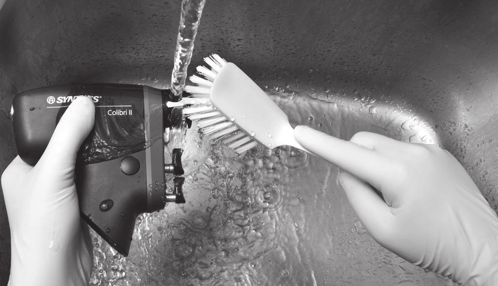 Φροντίδα και συντήρηση Καθαρισμός και απολύμανση Οδηγίες αυτόματου καθαρισμού με χειροκίνητο προκαθαρισμό Σημαντικό: Οι μπαταρίες του Colibri II δεν πρέπει να καθαρίζονται με χειροκίνητο