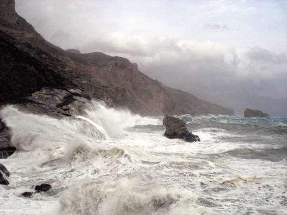 FLORA AMORGINA 11 πρόβλημα γίνεται οξύ το καλοκαίρι, οπότε στην ξηροθερμία προστίθενται πλέον και οι τουριστικές ροές.