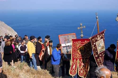 FLORA AMORGINA 16 Η «Λόζα», η κεντρική πλατεία της Χώρας, κατασκευάστηκε στην περίοδο της Ενετοκρατίας Όλα τα παραδοσιακά έθιμα της Αμοργού έχουν τις ρίζες του στην Βυζαντινή Εποχή, όπως η έξοδος των