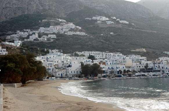 FLORA AMORGINA 32 Διαφορετική είναι η οικιστική οργάνωση στην Αιγιάλη, όπου δεν έχουμε μινόρια αλλά χωριά.