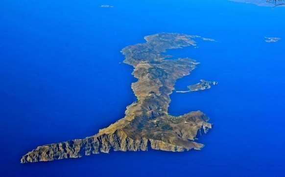 FLORA AMORGINA 6 Γεωγραφικά Αμοργού Η Αμοργός έχει έκταση 121.464 τετραγωνικά χιλιόμετρα και μήκος ακτών 126 χιλιόμετρα. Είναι σε έκταση το έβδομο από τα 26 κατοικημένα νησιά των Κυκλάδων.