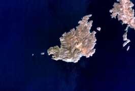 Παρότι βρίσκεται πιο κοντά στη Νάξο αλλά και την Ίο, ιστορικά έχει συνδεθεί από παλιά με την Αμοργό και από την βυζαντινή εποχή αποτελούσε μετόχι της Μονής Χοζοβιώτισσας.