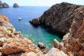 Ανήκει ή διεκδικείται από αμοργιανή οικογένεια που διαμένει στα Κατάπολα. Είναι νησίδα ακατοίκητη, έρημη και άνυδρη.