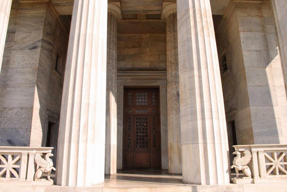 Η είσοδος στη Βιβλιοθήκη γίνεται από ένα πρόστυλο δωρικού ρυθμού, το πρότυπο του οποίου είναι ο ναός του Ηφαίστου στην Αρχαία Αγορά