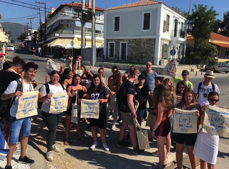 Συνολικά 1.000 υφασμάτινες τσάντες τυπώθηκαν με δίγλωσσα συνθήματα.