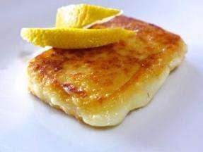 Τυρί Σαγανάκι Συστατικά 110-120 γραμ. τυρί (γραβιέρα, κεφαλοτύρι) 50 γραμ. αλεύρι λάδι για το τηγάνισμα 1 λεμόνι 1.