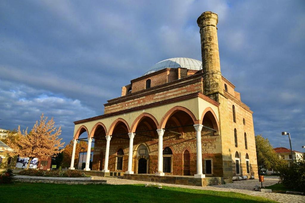 ΚΟΥΡΣΟΥΜ ΤΖΑΜΙ Το Κουρσούμ τζαμί είναι ισλαμικό τέμενος. Σχεδιάστηκε από τον ΜιμάρΣινάν τον 16ο αιώνα.