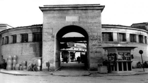 Χασάπικα παλιά αγορά της πόλης Εκεί που βρίσκεται σήμερα η Νομαρχία, το 1890 ο δήμαρχος Κανούτας έκτισε μια καλαίσθητη αγορά γνωστή με το όνομα «Χασάπικα».