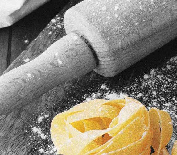 Ζυμαρικά Pasta Φρέσκα χειροποίητα ζυμαρικά με ξινοτύρι Μυκόνου, τοματίνια Σαντορινιά και φρέσκο βασιλικό
