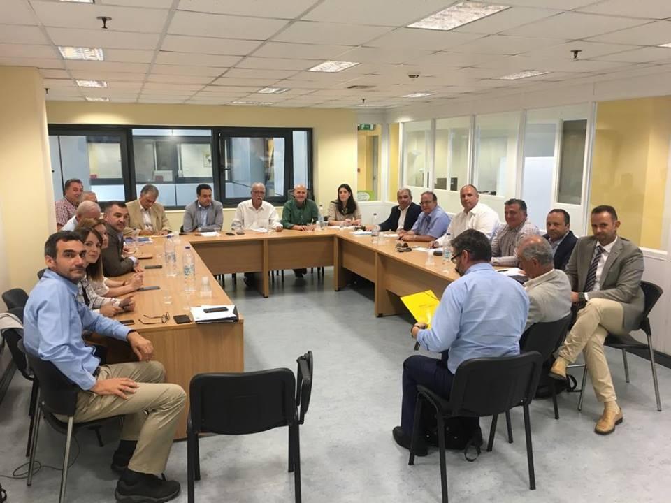 Σύσκεψη στο Υπουργείο Μεταναστευτικής Πολιτικής, με θέμα την επιβολή υψηλών προστίμων στα τουριστικά γραφεία και τις ναυτιλιακές εταιρίες που δραστηριοποιούνται στη σύνδεση Ελλάδας Τουρκίας, υπό, τον