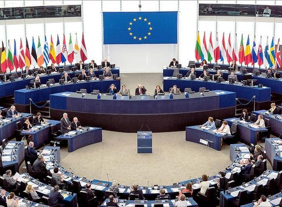 Το Ευρωπαϊκό Κοινοβούλιο Το Ευρωπαϊκό Κοινοβούλιο εκπροσωπεί όλους τους πολίτες στην ΕΕ. Τα μέλη του επιλέγονται μέσω εκλογών κάθε πέντε έτη.