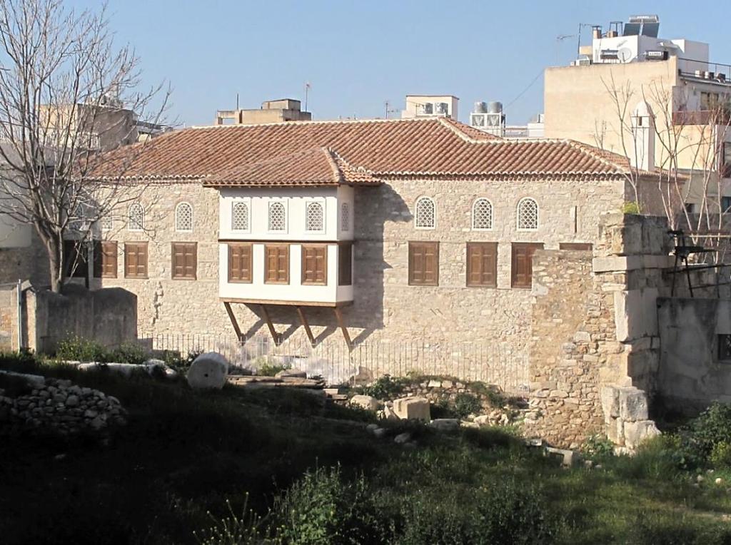 Αδριανού 96 στην Πλάκα: Το αναστηλωμένο και επισκέψιμο αρχοντικό της οικογένειας Μπενιζέλου (όψη προς τη νότια αυλή).