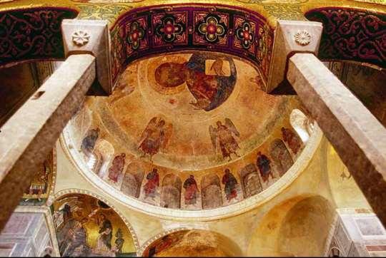 Εικόνα 16: Ο Παντοκράτορας στο εσωτερικό του τρούλου Εικόνα 17: Ο ιερός