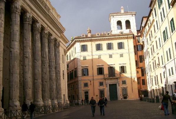 ) Κατά τον 17 ο αιώνα ενσωματώθηκε από τον αρχιτέκτονα Carlo Fontana στο κτίριο όπου από το 1831 στεγάζεται το Χρηματιστήριο Αξιών. ( φωτογραφία Ν.Ιωαννίδου, 2011) Εικόνα 11.