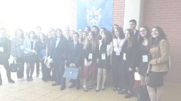 MUN Τα περσινά μέλη του Ομίλου Junior MUN μαζί με μαθητές που τόλμησαν να δοκιμάσουν τις δυνάμεις τους και να δουν αν τους ταιριάζει η «Ζωή του
