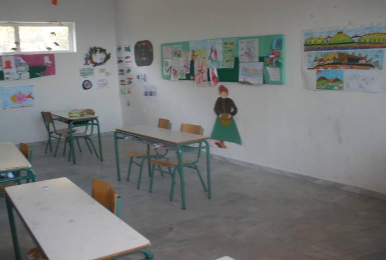 πλαίσια του παρόντος έργου πραγματοποιήθηκε η προσθήκη μιας αίθουσας 30 τ.μ. για χρήση Νηπιαγωγείου στο χώρο δίπλα στο Δημοτικό Σχολείο Σφακίων.