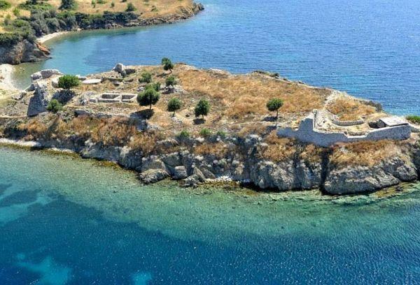 Toroni lays in the southwest edge of the peninsula of Sithonia and holds the remains of an ancient