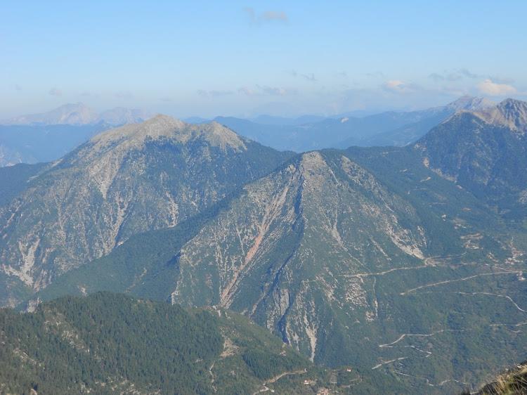 Τσακαλάκι (με δύο κορυφές 1.710 και 1.697 μ.), από τα ωραιότερα βουνά της περιοχής.