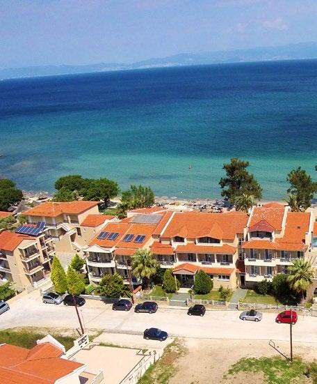 Το ξενοδοχείο διαθέτει επίσης εξωτερική πισίνα, εστιατόριο μπροστά στην παραλία και ιδιωτική παραλία με ξαπλώστρες και ομπρέλες για όλους τους επισκέπτες. Το Rachoni Bay-Resort απέχει 4χλμ.