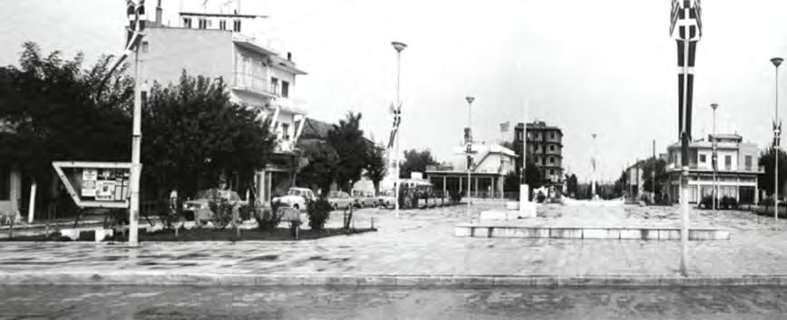 Σύζευξη τριών φωτογραφιών της πλατείας από το Ζήση Κυριακίδη) 1974-2017 Το 1974 ιδρύεται το Λαογραφικό Μουσείο Νέας Ορεστιάδας και το Εργατοϋπαλληλικό Κέντρο.