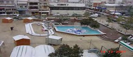προς την πλατεία.