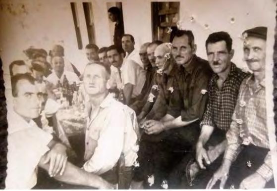 «Βάγια, βάγια του βαγιώ ώσπου να 'ρθει η Πασχαλιά, μι τα κόκκινα τ' αυγά μέσ του φούρνου του ψουμί κι στη σούβλα το τσιτσί (κρέας) τρώνι γάτες κι γάτοι κι παπάδες παπαδιές.