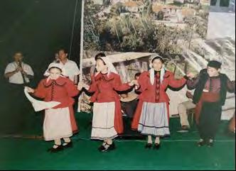 υφασμάτων και το χρώμα του συνόλου διαφοροποιείται ανάλογα με την περίσταση καθημερινή, γιορτινή, ανύπαντρης, κ.λπ. Εικόνα 20.