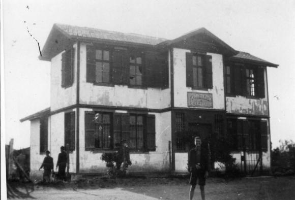 Στο γειτονικό Διδυμότειχο υπήρχε Ισραηλιτικό Σχολείο, το οποίο μέχρι το 1924 ήταν υπό την παιδαγωγική καθοδήγηση και οικονομική ενίσχυση της Alliance Israélite Universelle( 14 ).